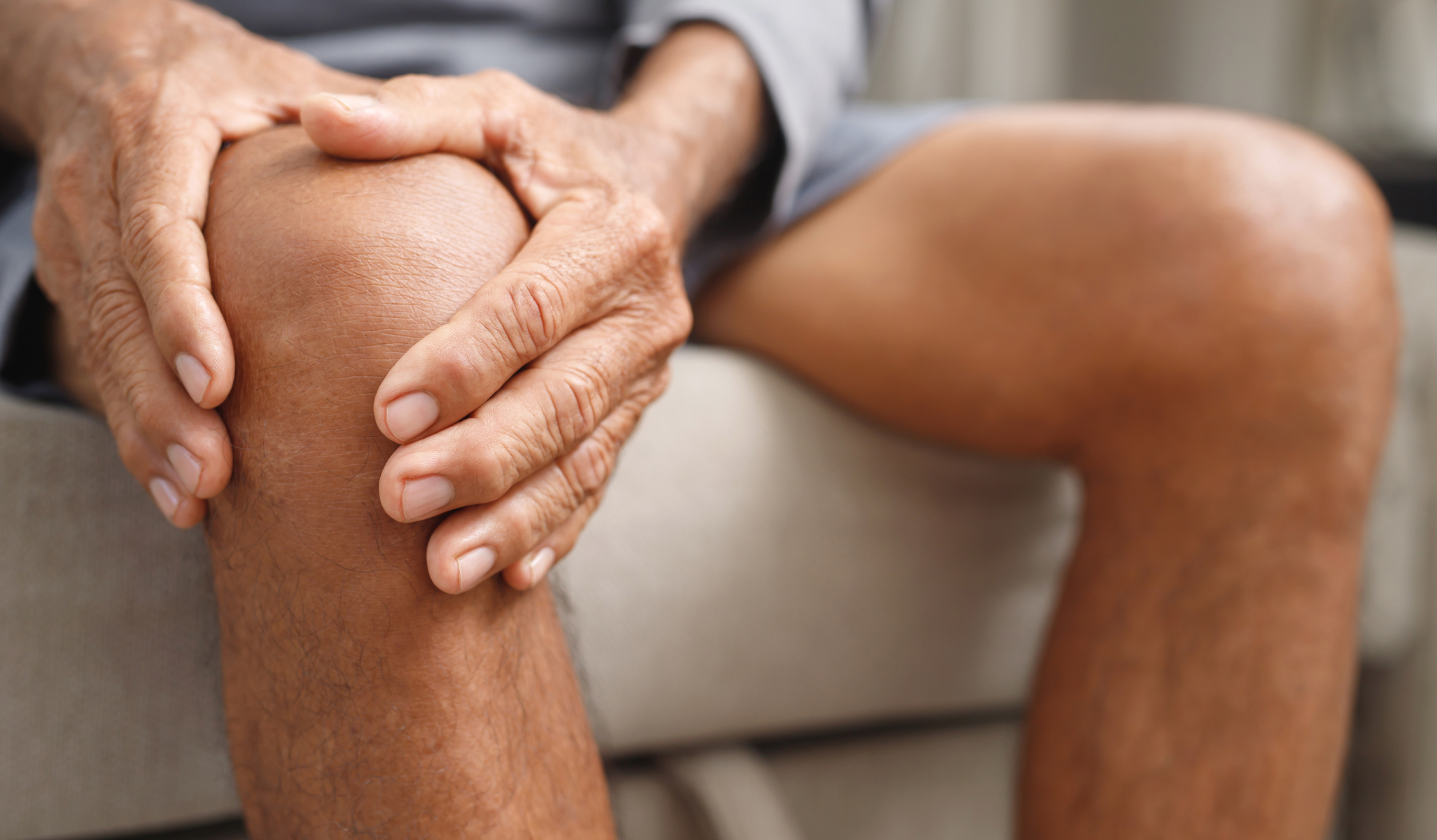 Ledsmerter: Derfor får du ømme og stive led, og sådan lindres de