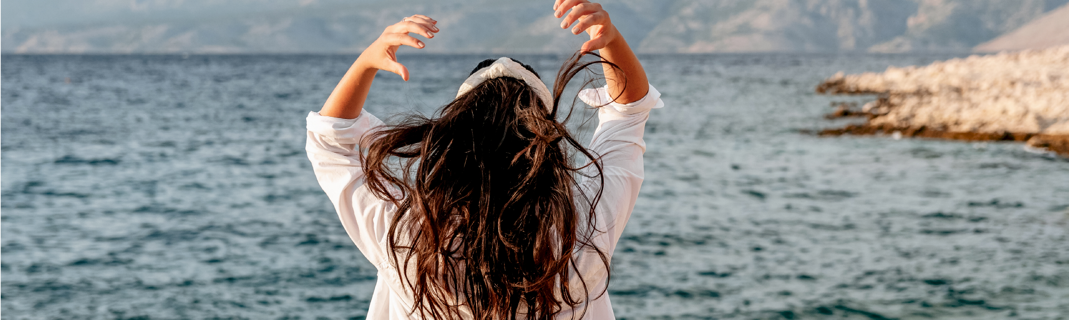 Kvinde kigger ud over havet