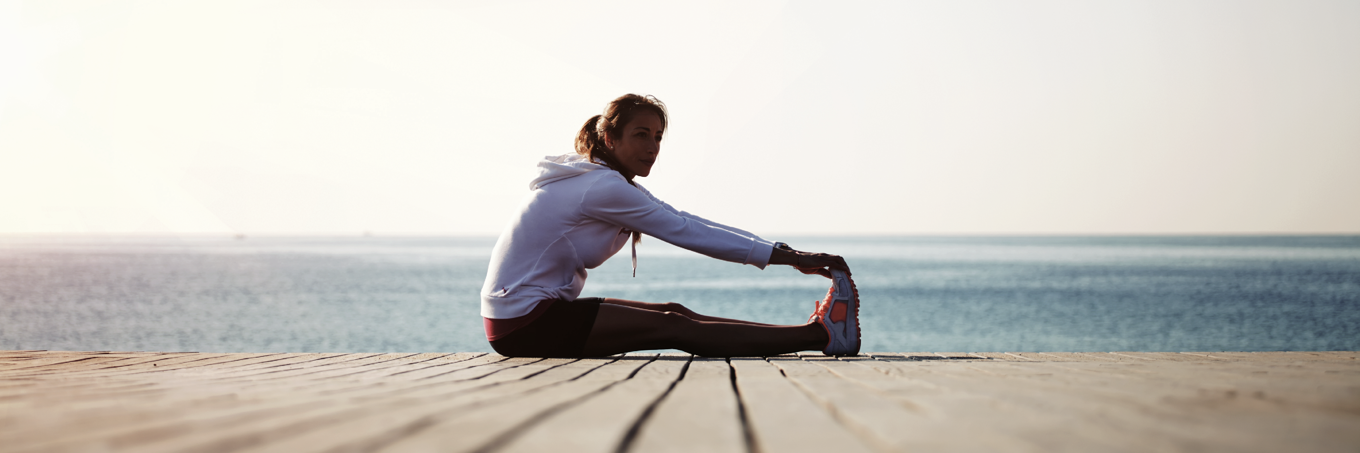 Kvinde laver udstrækningsøvelse