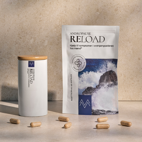 Kosttilskud RELOAD fra Sandvig Pharma, krukke med bambuslåg og kapsler spredt på stenplade